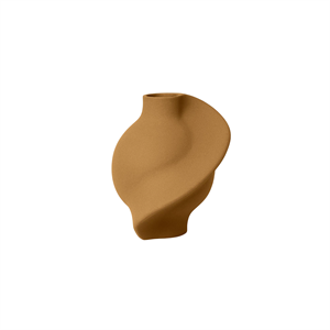 Vaso in ceramica Pirout 01 di Louise Roe, color ocra sabbiato