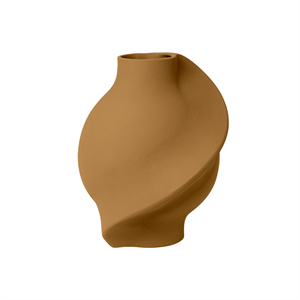 Vaso in ceramica Pirout 02 di Louise Roe, color ocra sabbiato
